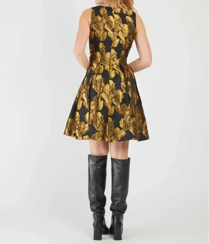 Vestido curto con estampado floral en dorado